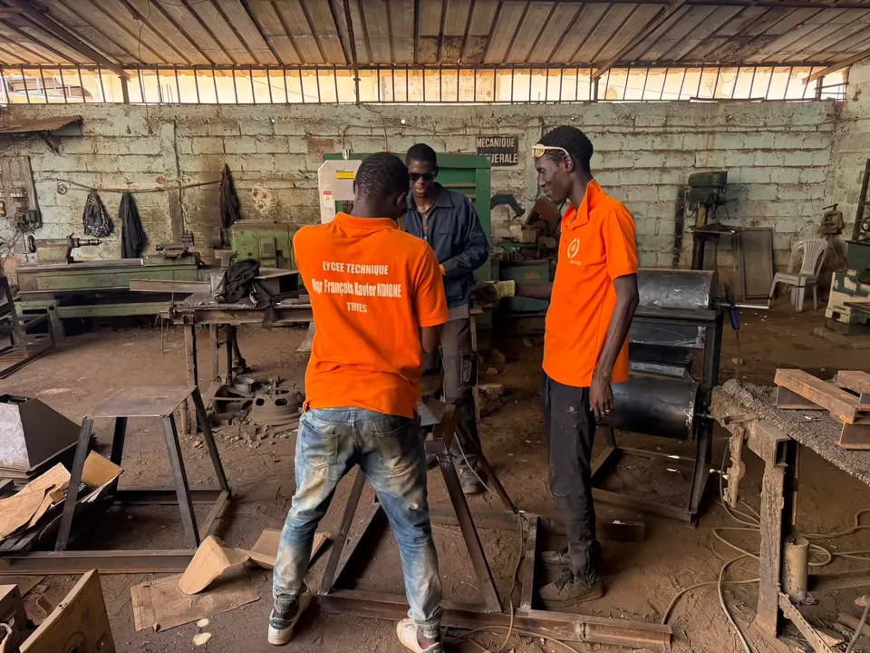 Assemblage d’une machine dans l’atelier ECMPENE de Thiès